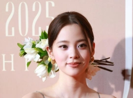 欧阳娜娜亮相2025中国时尚产业盛典红毯活动-而安资源分享网