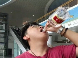 男子携带五粮液进站高铁遭拦截，现场即饮尽！-而安资源分享网