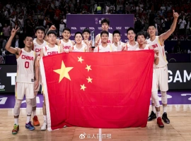 中国男篮与五星红旗合影，五星红旗，我为你自豪、为你骄傲。-而安资源分享网