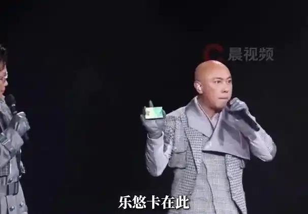 张卫健60岁演唱会用“老年卡”倡导尊老，传递正能量，引发社会关注。-而安资源分享网
